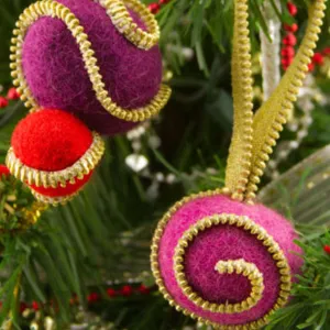 Coats & Clark Craft Zipper Felted Ball Ornament