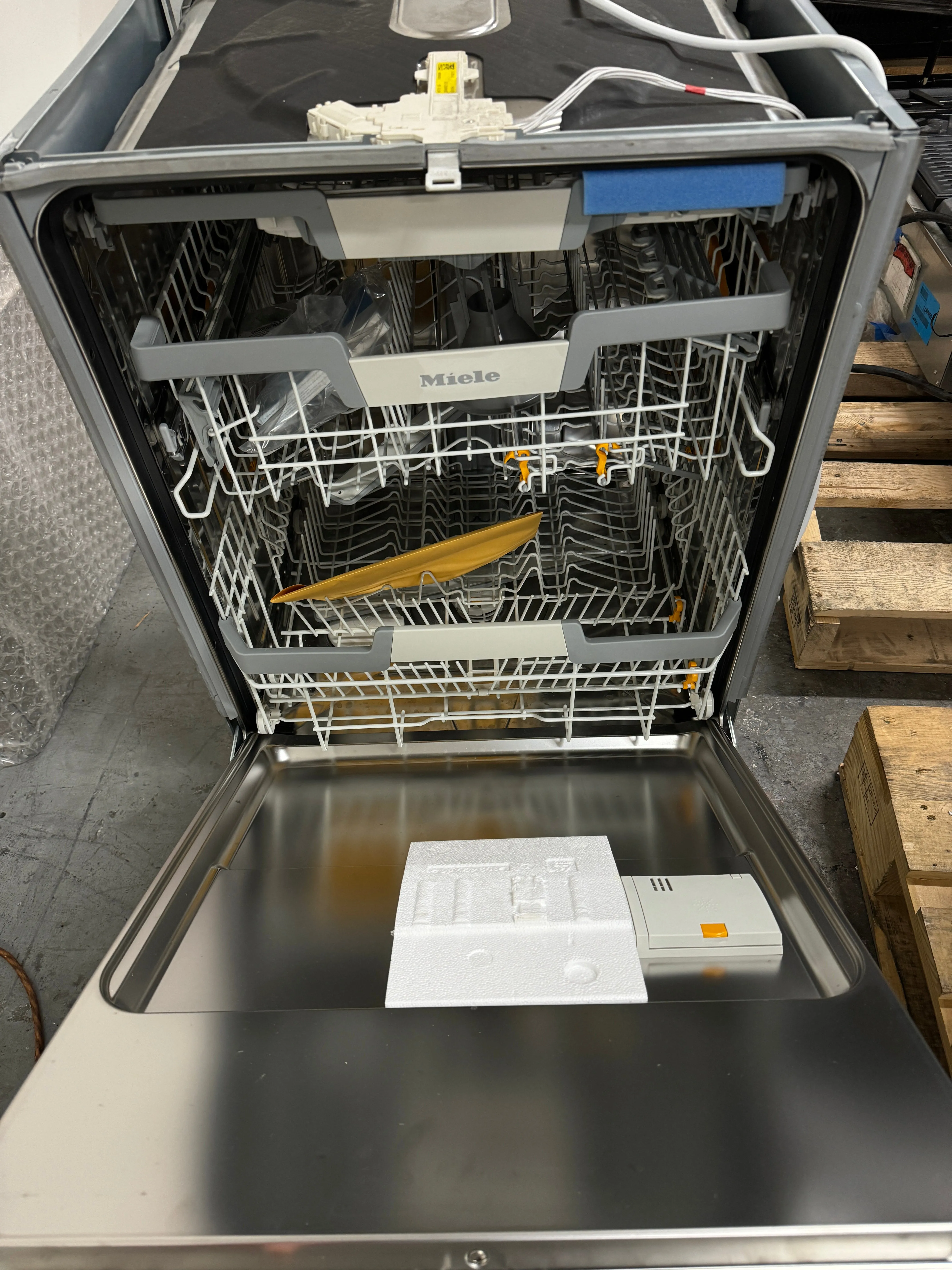 Miele G7156SCVI 24 Inch Fully Integrated Dishwasher with 16 Place Setting Capacity, 6 Wash Cycles, 45 dBA Silence Rating, 3D  Cutlery Tray, AutoOpen Drying, Perfect GlassCare, Water Softener, ComfortClose and ENERGY STAR®: Panel Ready